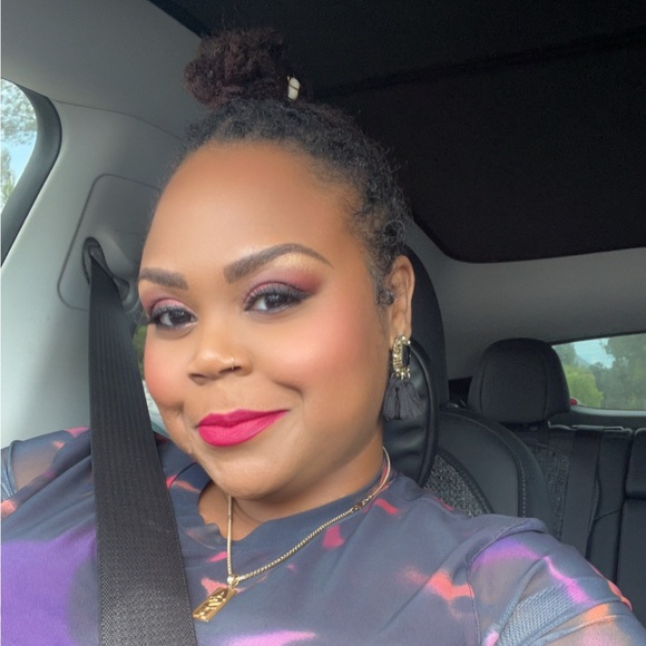 Meet your Posher, April - Picture 1 of 14